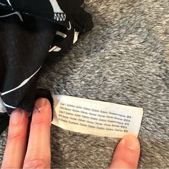 EUC Traffic People flamingo print vneck blouse - Picture 8 of 8